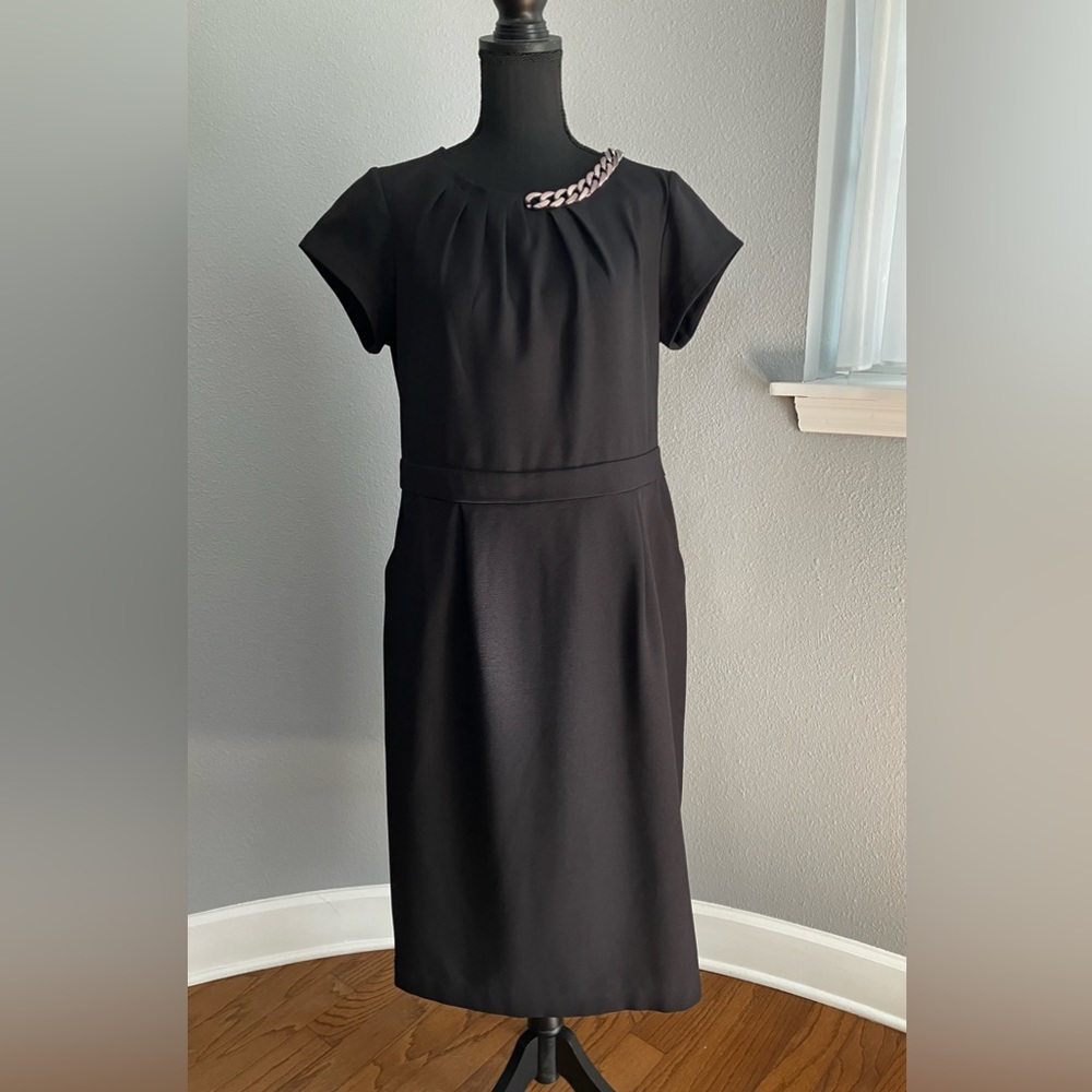 Elegant Black Dress with Chain Detail
96% polyester, 4% spandex